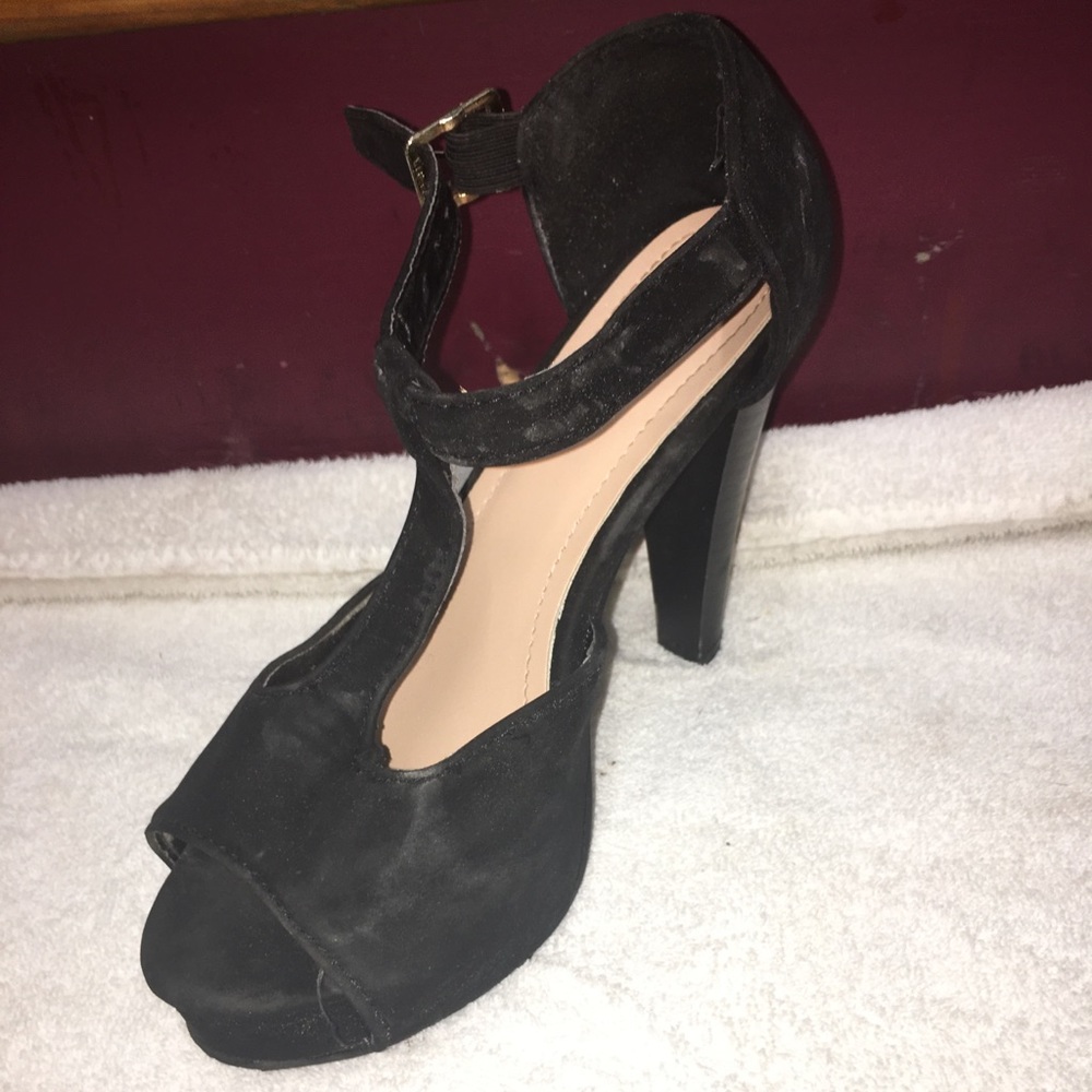 Peep toes sparkly strappy pump